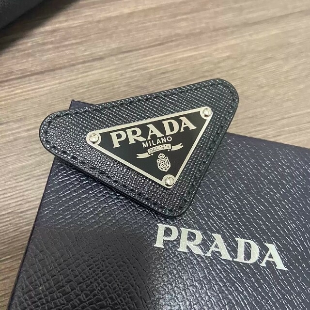 PRADA サフィアーノ ブローチ