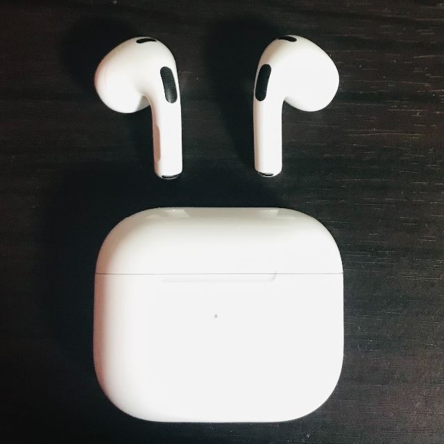 Apple(アップル)のApple AirPods（第3世代） スマホ/家電/カメラのオーディオ機器(ヘッドフォン/イヤフォン)の商品写真