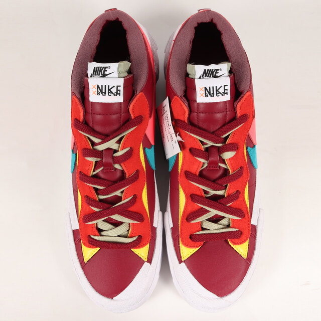 sacai(サカイ)のSacai サカイ NIKE ×KAWS BLAZER LOW TEAM RED (DM7901-600) 21AW ナイキ カウズ ブレザー ロー チームレッド ホットラヴァ サイズ：US12 30.0cm スニーカー コラボ【メンズ】 メンズの靴/シューズ(スニーカー)の商品写真