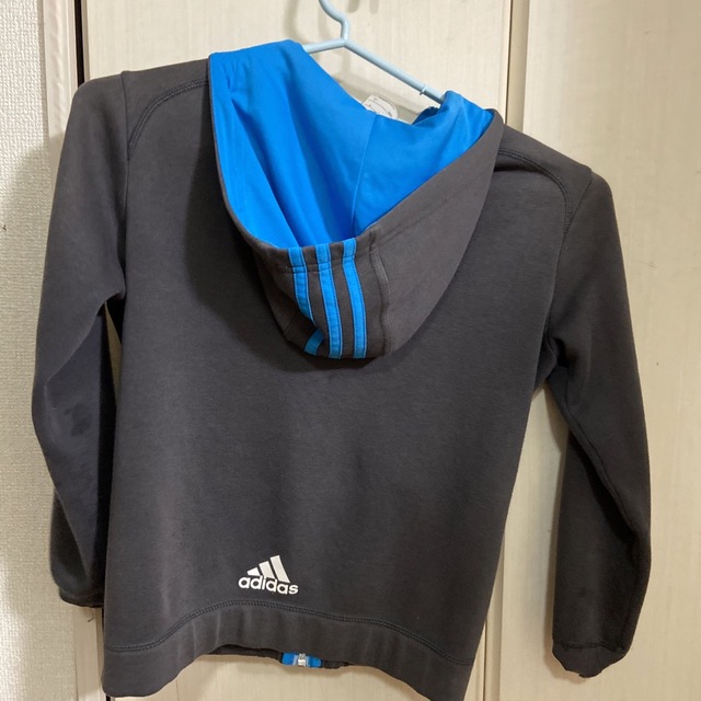 adidas(アディダス)のadidasのジャージ上 カラー···グレー 140サイズ キッズ/ベビー/マタニティのキッズ服女の子用(90cm~)(ジャケット/上着)の商品写真