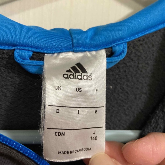 adidas(アディダス)のadidasのジャージ上 カラー···グレー 140サイズ キッズ/ベビー/マタニティのキッズ服女の子用(90cm~)(ジャケット/上着)の商品写真