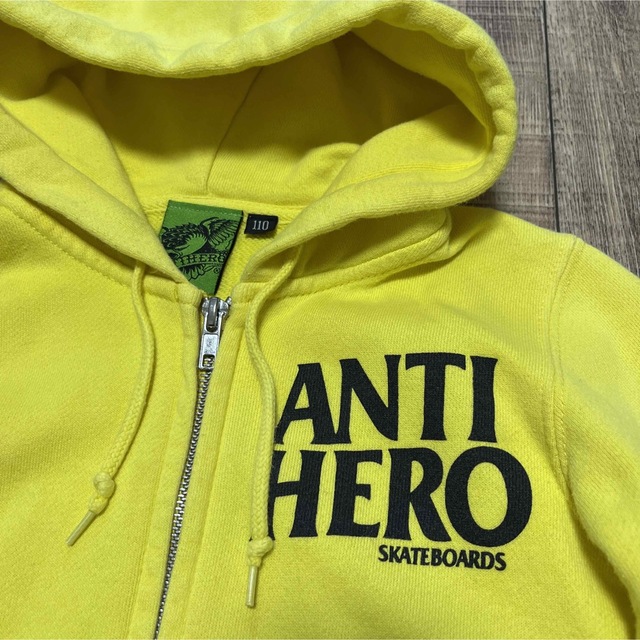 ANTIHERO(アンチヒーロー)のANTIHERO KIDS キッズ フーディ パーカ 黄色 110cm キッズ/ベビー/マタニティのキッズ服男の子用(90cm~)(Tシャツ/カットソー)の商品写真