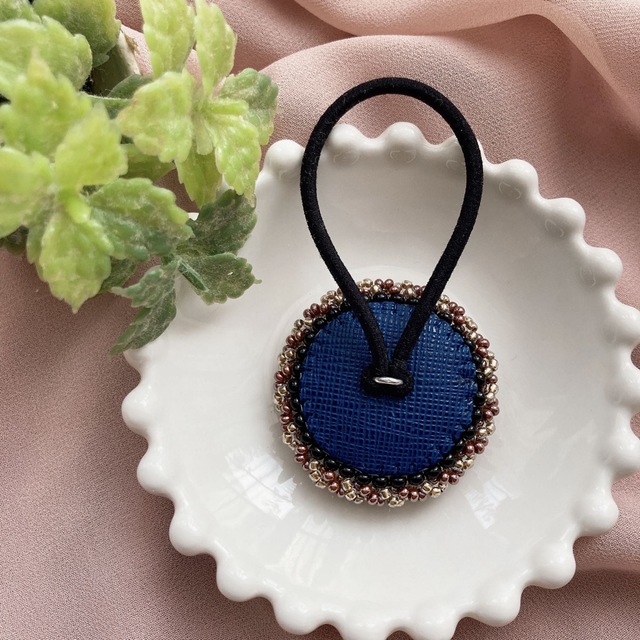 ヘアゴム ビーズ刺繍☆パープルボタン ハンドメイドのアクセサリー(ヘアアクセサリー)の商品写真