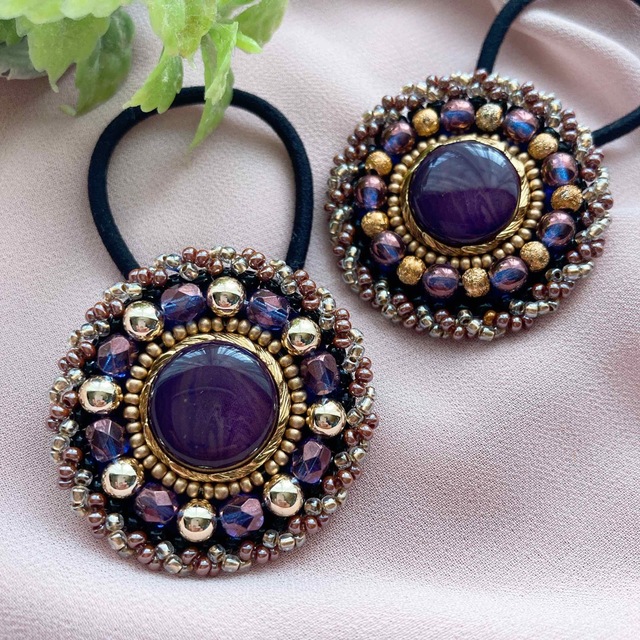 ヘアゴム ビーズ刺繍☆パープルボタン ハンドメイドのアクセサリー(ヘアアクセサリー)の商品写真