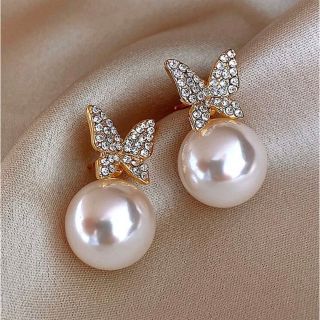 バタフライ　ピアス　パール　蝶々(ピアス)