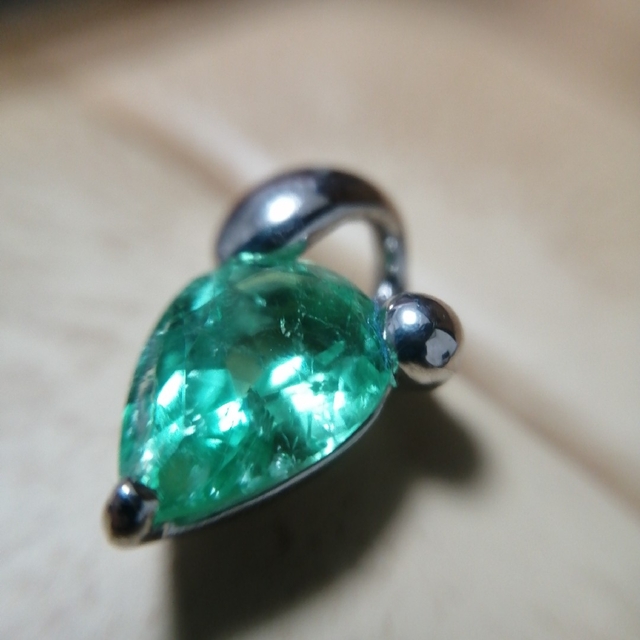 pt900 エメラルド ネックレス トップ 大粒 1ct | www.thestyledhouse