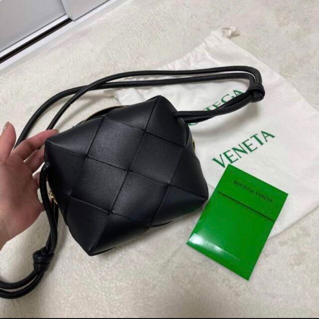 BOTTEGA VENETA　ボッテガヴェネタ　カセット　ショルダーバッグ　白