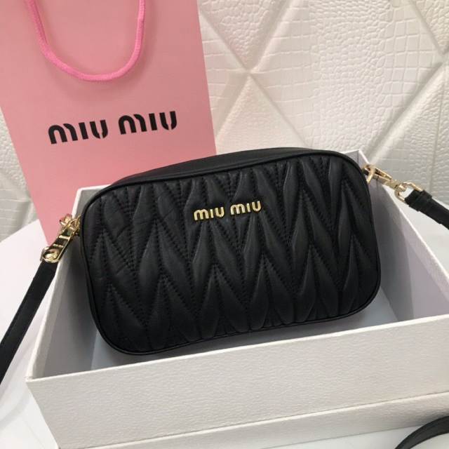 ????激レア???? miumiu ポシェット