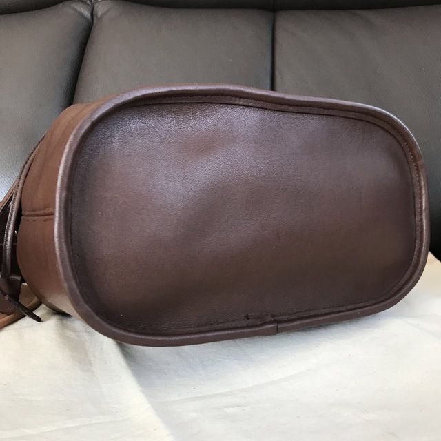 COACH(コーチ)の【美品／米国】OLD COACH オールドコーチ巾着型ショルダーバッグブラウン レディースのバッグ(ショルダーバッグ)の商品写真