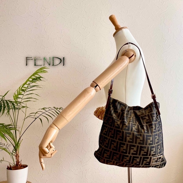 FENDI(フェンディ)の正規品 FENDI フェンディ ズッカ柄 レザートートバッグ レディースのバッグ(ショルダーバッグ)の商品写真