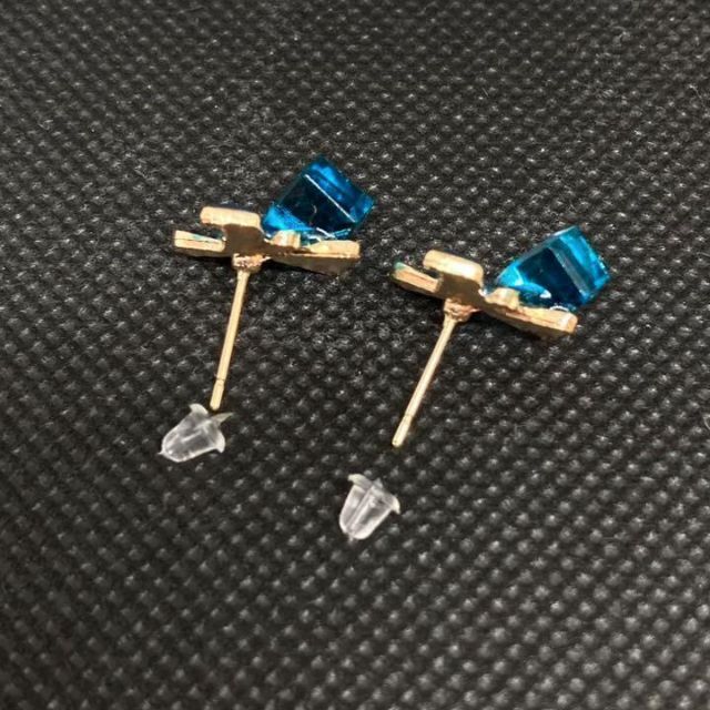 ピアス リボン CZ  サファイア 小ぶり ブルー プレゼント レディースのアクセサリー(ピアス)の商品写真