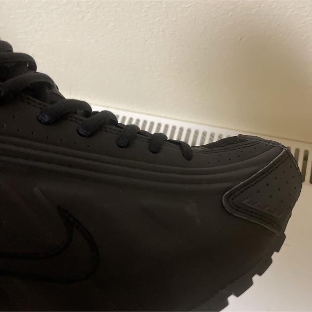 NIKE(ナイキ)のNike Shox R4 Triple Black メンズの靴/シューズ(スニーカー)の商品写真