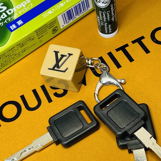 LOUIS VUITTON(ルイヴィトン)の【ルイヴィトン】キューブキーホルダー　ベージュandシルバー メンズのファッション小物(キーホルダー)の商品写真