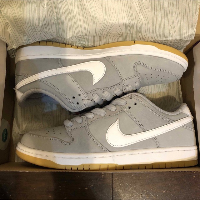 NIKE(ナイキ)のNike SB Dunk Low Grey Gum ダンクロー 27cm メンズの靴/シューズ(スニーカー)の商品写真