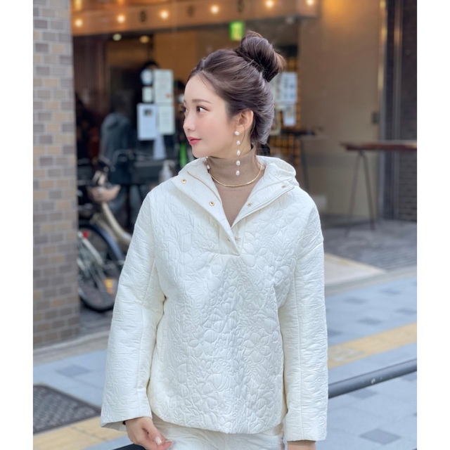 ヘヨン　flower quilting pullover / white