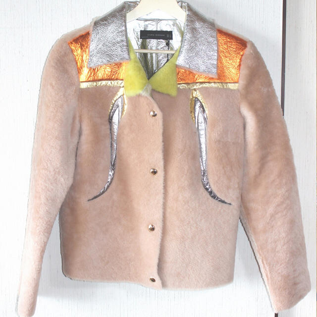 ZARA(ザラ)のZARA 羊革リアルムートンジャケット コート ピンクシルバー レディースのジャケット/アウター(毛皮/ファーコート)の商品写真