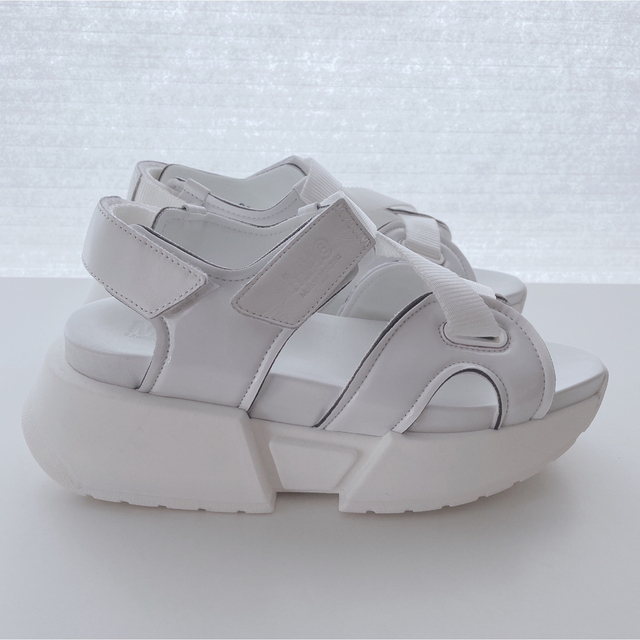 MM6(エムエムシックス)の【新品】MM6 MaisonMargiela ホワイト サンダル 38 レディースの靴/シューズ(サンダル)の商品写真