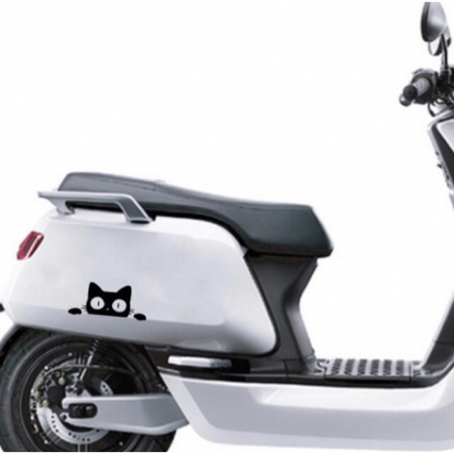 【あなたはどう貼る？】カー用品　かわいい猫ちゃん　白ねこ　カーステッカー　 自動車/バイクの自動車(車外アクセサリ)の商品写真