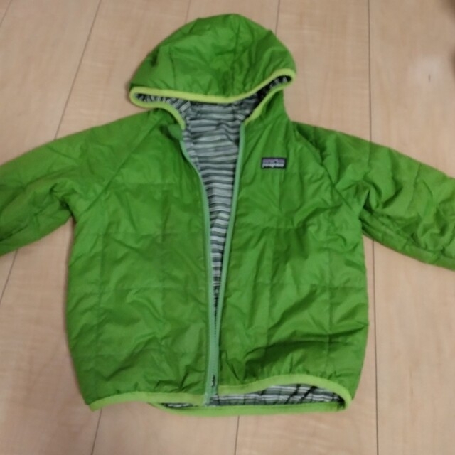 patagonia(パタゴニア)のパタゴニア　緑　ボーダー ジャンパー アウター ダウン 90 100サイズ コー キッズ/ベビー/マタニティのキッズ服男の子用(90cm~)(ジャケット/上着)の商品写真