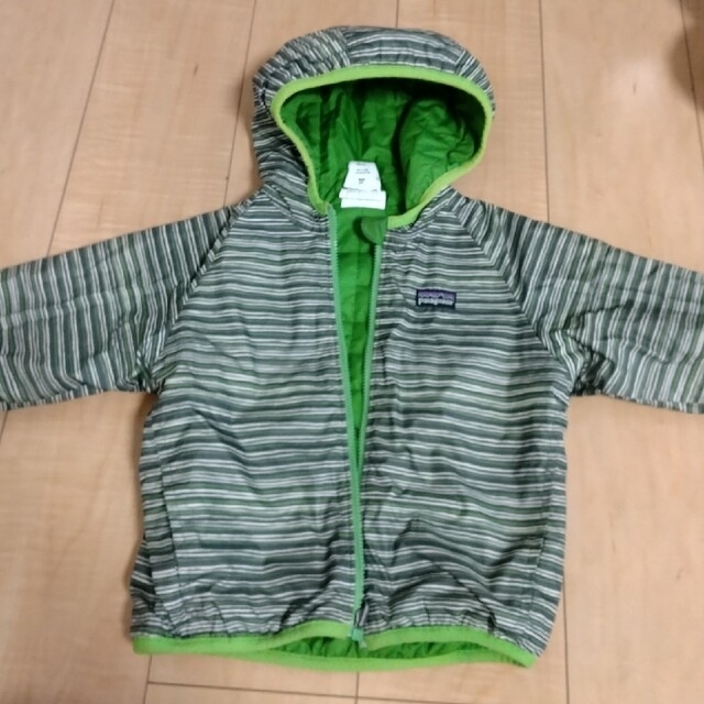 patagonia(パタゴニア)のパタゴニア　緑　ボーダー ジャンパー アウター ダウン 90 100サイズ コー キッズ/ベビー/マタニティのキッズ服男の子用(90cm~)(ジャケット/上着)の商品写真