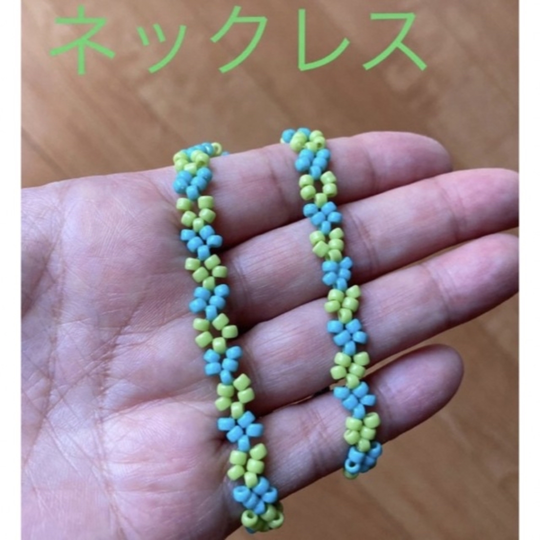ネックレスビーズ編み若草系カラー レディースのアクセサリー(ネックレス)の商品写真