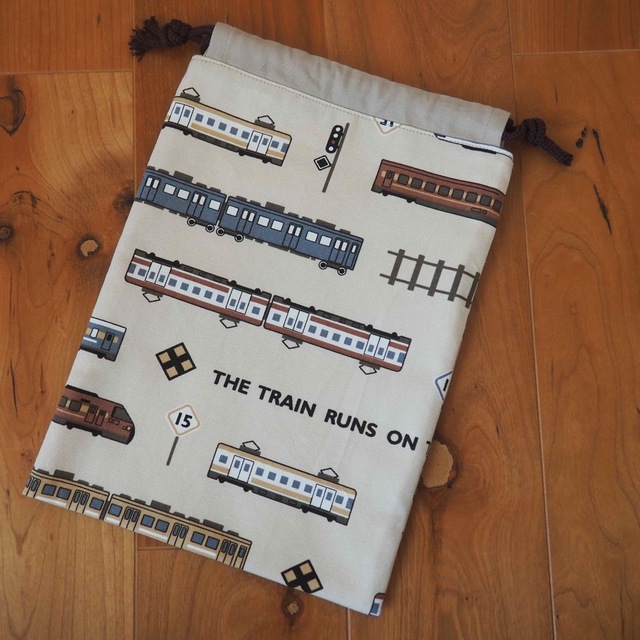 ハンドメイド巾着⭐︎電車柄⭐︎給食袋⭐︎道具袋⭐︎ ハンドメイドのキッズ/ベビー(外出用品)の商品写真