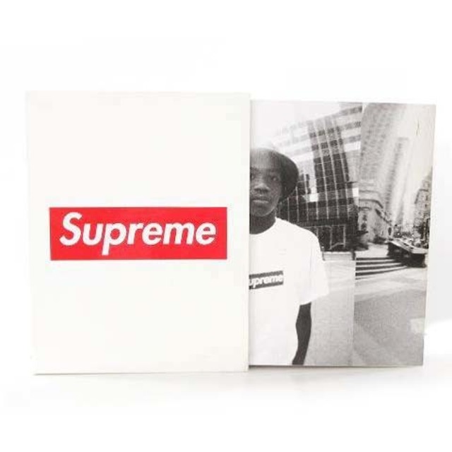 Supreme(シュプリーム)のシュプリーム 19AW ルックブック ビジュアルブック ポスター ステッカー付き エンタメ/ホビーの雑誌(ファッション)の商品写真