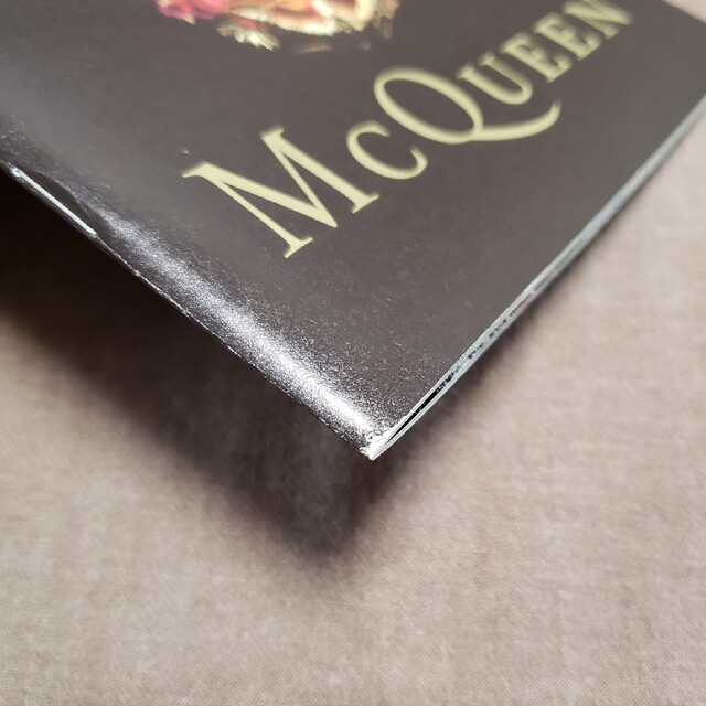 Alexander McQueen(アレキサンダーマックイーン)のMaQUEENパンフレット エンタメ/ホビーの本(アート/エンタメ)の商品写真