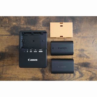 キヤノン(Canon)のCanon 充電器 LC-E6 + バッテリー2個(バッテリー/充電器)