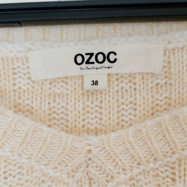 OZOC(オゾック)のオゾック　OZOC　ニット　セーター　ホワイト　ベージュ　クリーム　Vネック レディースのトップス(ニット/セーター)の商品写真