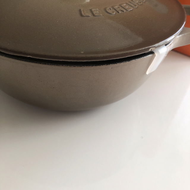 LE CREUSET(ルクルーゼ)のル・クルーゼ　マルミット18cm リネン インテリア/住まい/日用品のキッチン/食器(鍋/フライパン)の商品写真