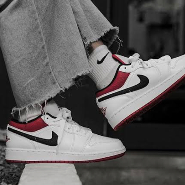 NIKE(ナイキ)のNIKE AIR JORDAN 1 LOW "WHITE/UNIVERSITY  メンズの靴/シューズ(スニーカー)の商品写真