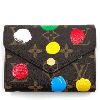 ルイヴィトン(LOUIS VUITTON)のLOUIS VUITTON ルイヴィトン 三つ折り財布 LV × YK ポルトフォイユ ヴィクトリーヌ 草間彌生 ドット コンパクトウォレット ミニ ペイント M81865    ブラウン 茶 マルチカラー ゴールド金具 レディース ギフト 美品【中古品】(財布)