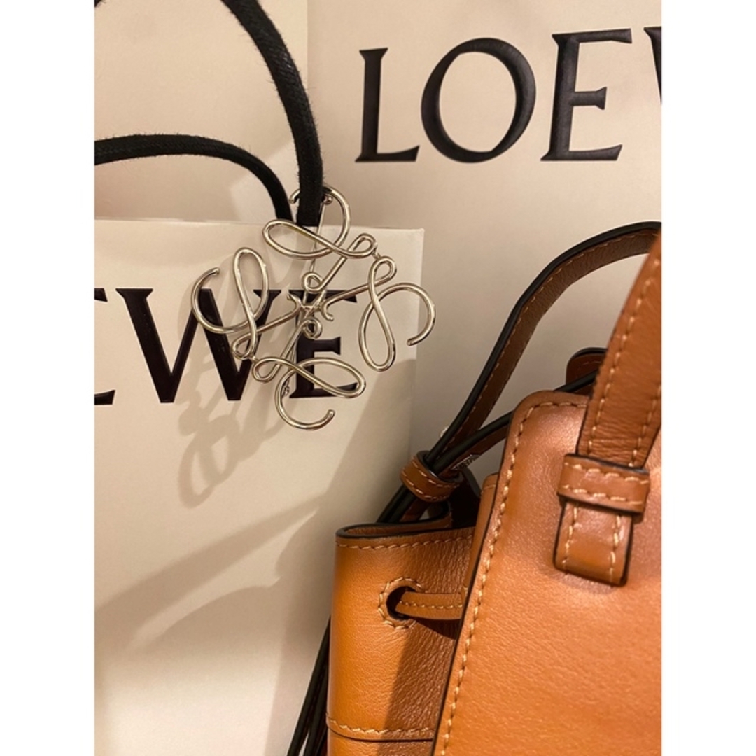 LOEWE(ロエベ)のロエベ　アナグラム　ブローチ レディースのアクセサリー(ブローチ/コサージュ)の商品写真