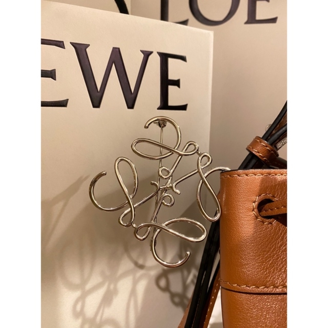 LOEWE(ロエベ)のロエベ　アナグラム　ブローチ レディースのアクセサリー(ブローチ/コサージュ)の商品写真