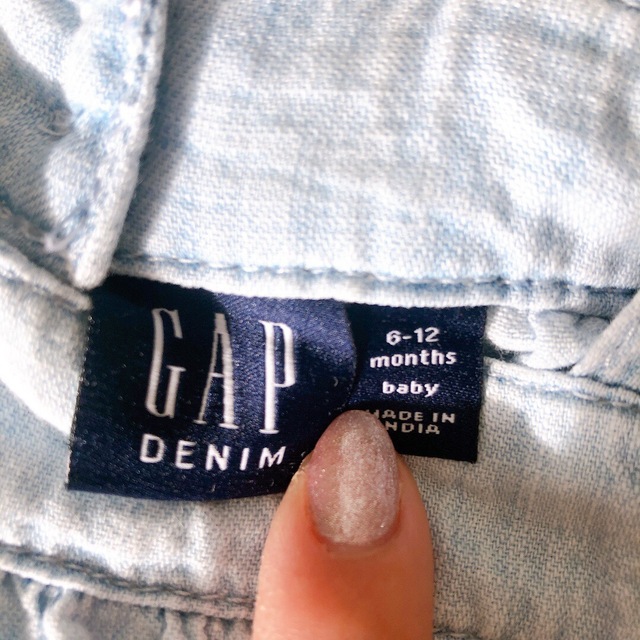 babyGAP(ベビーギャップ)のbaby GAP デニム フリル ワンピース 70 キッズ/ベビー/マタニティのベビー服(~85cm)(ワンピース)の商品写真