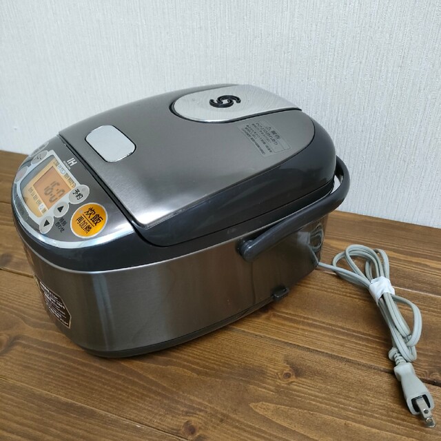 象印(ゾウジルシ)のZOJIRUSHI　炊飯器３合炊き　 NP-GF05 スマホ/家電/カメラの調理家電(炊飯器)の商品写真