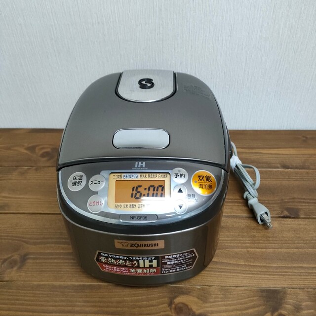 象印(ゾウジルシ)のZOJIRUSHI　炊飯器３合炊き　 NP-GF05 スマホ/家電/カメラの調理家電(炊飯器)の商品写真