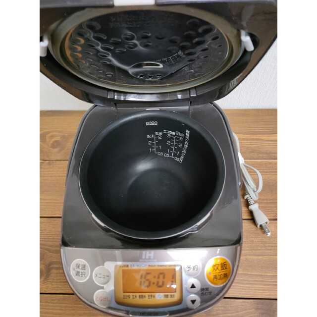 象印(ゾウジルシ)のZOJIRUSHI　炊飯器３合炊き　 NP-GF05 スマホ/家電/カメラの調理家電(炊飯器)の商品写真