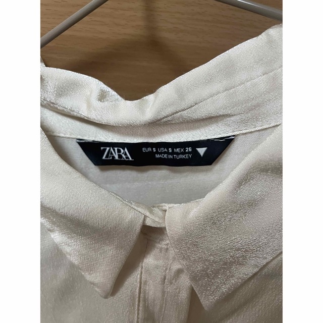 ZARA(ザラ)のZARAサテンシャツ レディースのトップス(シャツ/ブラウス(長袖/七分))の商品写真