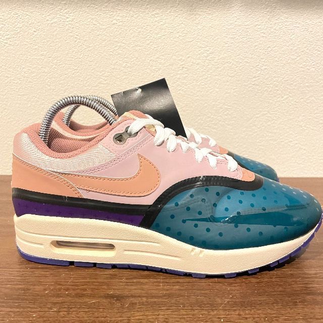 NIKE(ナイキ)のNIKE W AIR MAX 1 PRM PLUM FOGナイキ エア マックス レディースの靴/シューズ(スニーカー)の商品写真