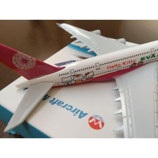 ピンク】キティちゃん エバー航空 A380 飛行機模型 15cm の通販 ピンク】キティちゃん エバー航空 A380 飛行機模型 15cm の通販