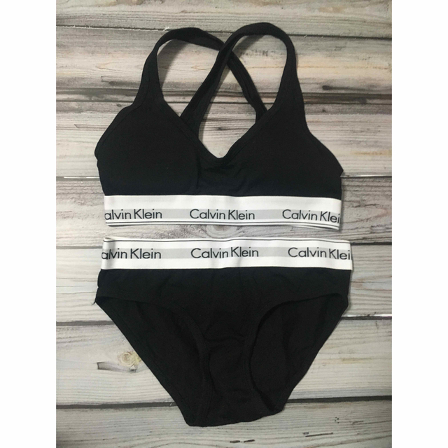 ck Calvin Klein(シーケーカルバンクライン)のカルバンクライン　レディース上下セット　クロスブラ×ショーツ　ブラック　Mサイズ レディースの下着/アンダーウェア(ブラ&ショーツセット)の商品写真