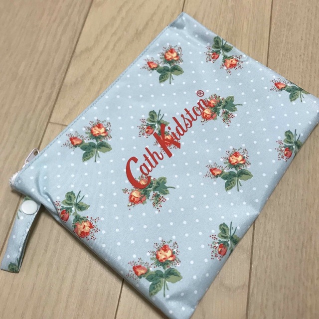 Cath Kidston(キャスキッドソン)のCathKidson  キャスキッドソンポーチ 水色 花柄 メイク サニタリー　 レディースのファッション小物(ポーチ)の商品写真