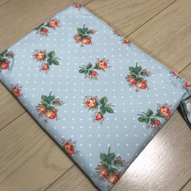 Cath Kidston(キャスキッドソン)のCathKidson  キャスキッドソンポーチ 水色 花柄 メイク サニタリー　 レディースのファッション小物(ポーチ)の商品写真