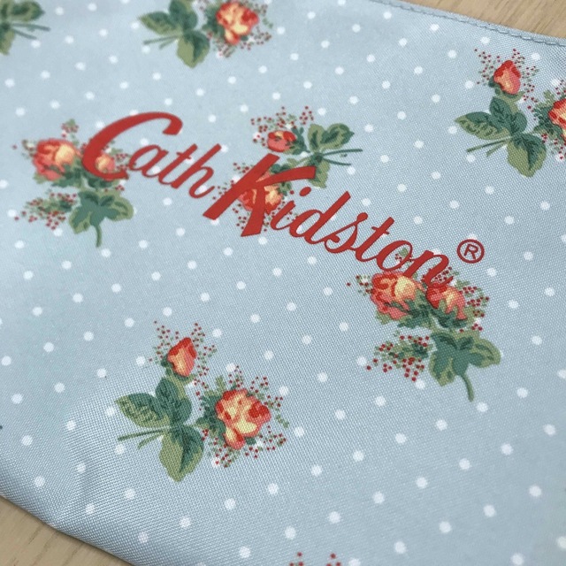 Cath Kidston(キャスキッドソン)のCathKidson  キャスキッドソンポーチ 水色 花柄 メイク サニタリー　 レディースのファッション小物(ポーチ)の商品写真