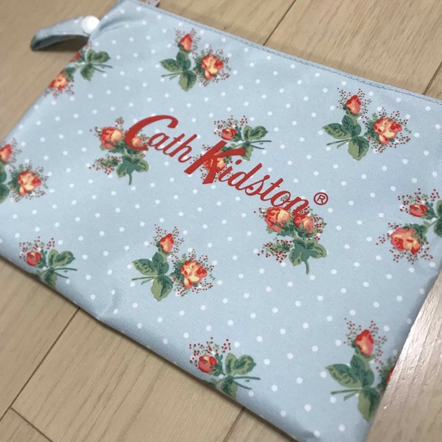 Cath Kidston(キャスキッドソン)のCathKidson  キャスキッドソンポーチ 水色 花柄 メイク サニタリー　 レディースのファッション小物(ポーチ)の商品写真