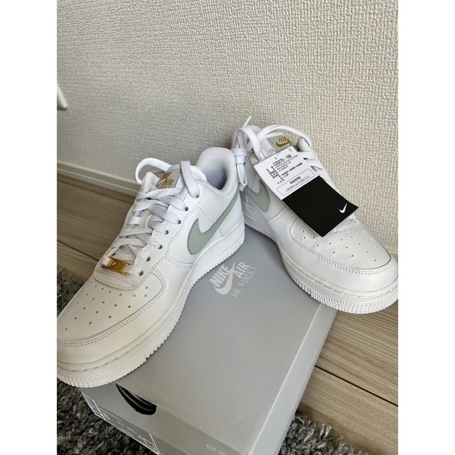 NIKE(ナイキ)のWMNS  AIR FORCE 1  レディース　スニーカー　23cm レディースの靴/シューズ(スニーカー)の商品写真