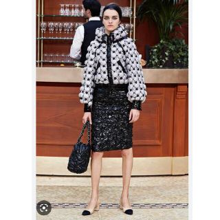 シャネル(CHANEL)の『CHANEL』定価100万円以上　シャネル　2015　レザースカート(ひざ丈スカート)