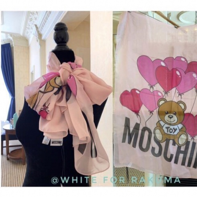 MOSCHINO(モスキーノ)の《ご成約》MOSCHINO レア稀少品 ハートの風船クマちゃんシルク大判ストール レディースのファッション小物(ストール/パシュミナ)の商品写真